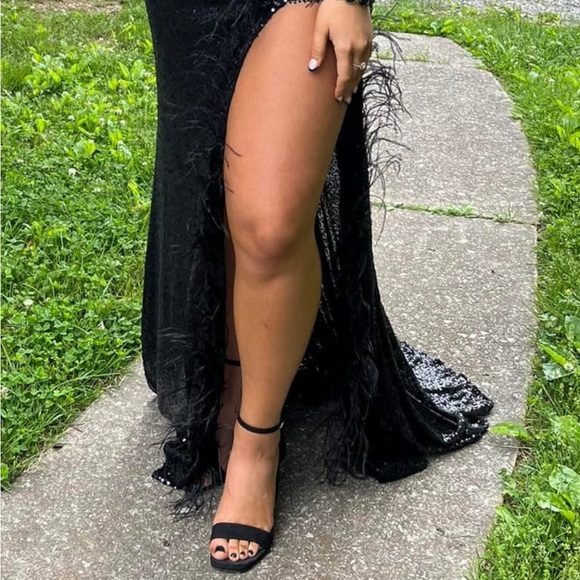 Elegant Black Sequin Evening Dress - Picture 5 of 8